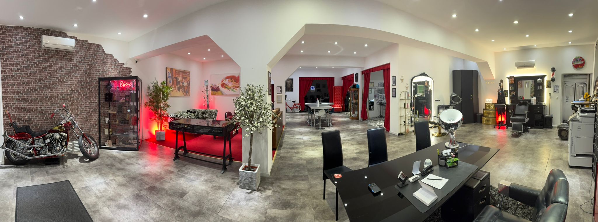 Art District - Studio de tatouage et piercing premium 250m² à Saint-Raphaël, intérieur moderne avec 4 salles climatisées sur la Côte d'Azur