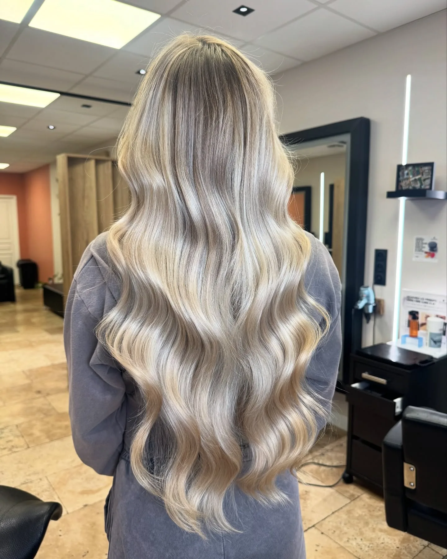 Balayage blond naturel avec grandes ondulations cheveux longs — Célia, Art District Saint-Raphaël