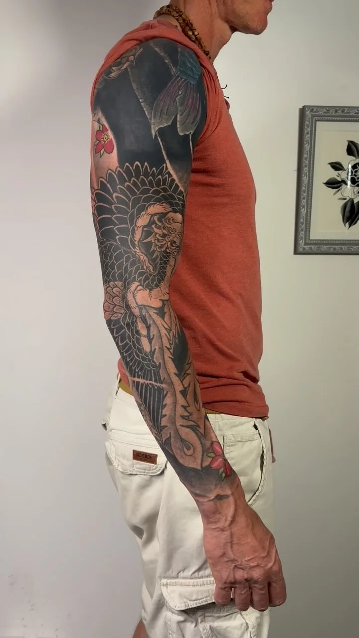 Tatouage japonais aigle sur manchette bras — David Braccini, Art District Saint-Raphaël