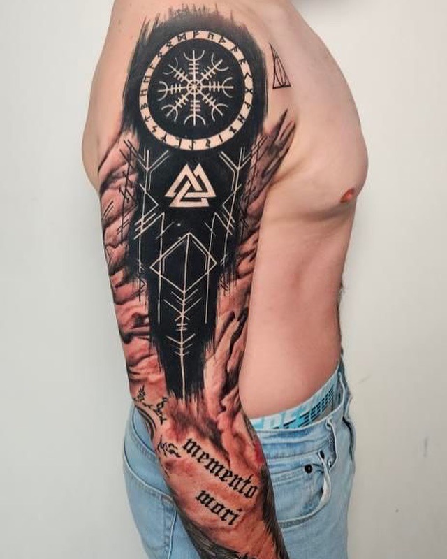 Tatouage black and grey réaliste Art District David Braccini