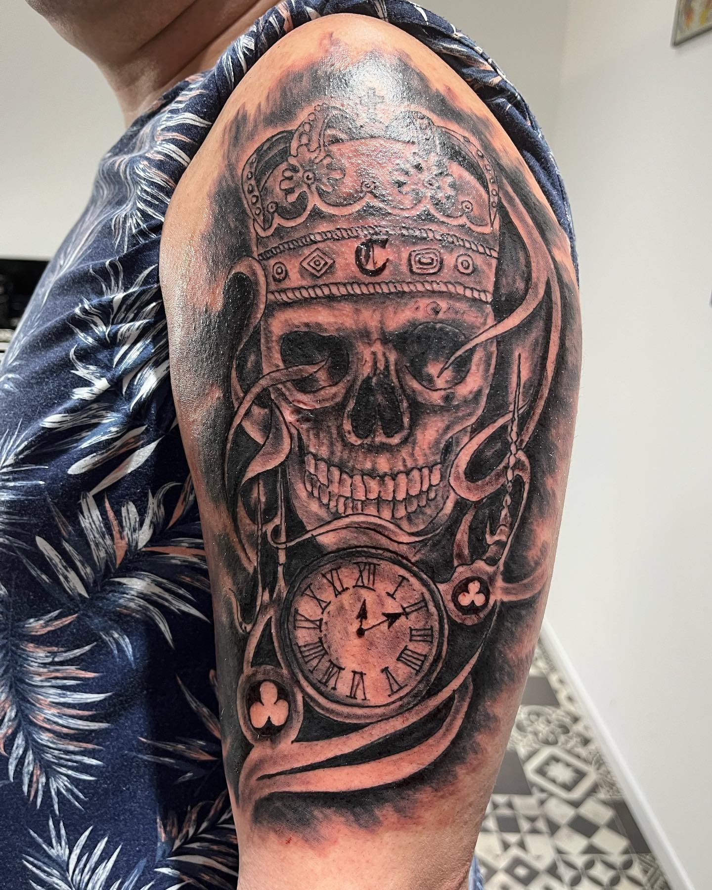 Tatouage old school traditionnel par Fred tatoueur Art District