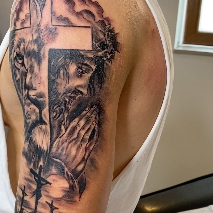 Tatouage trash polka rouge et noir Art District Fred