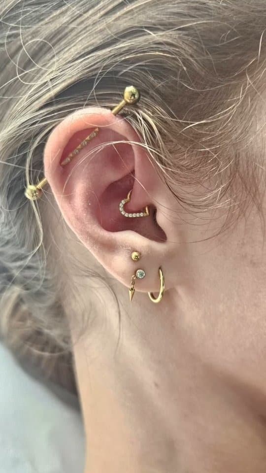 Piercing industriel oreille par Lila