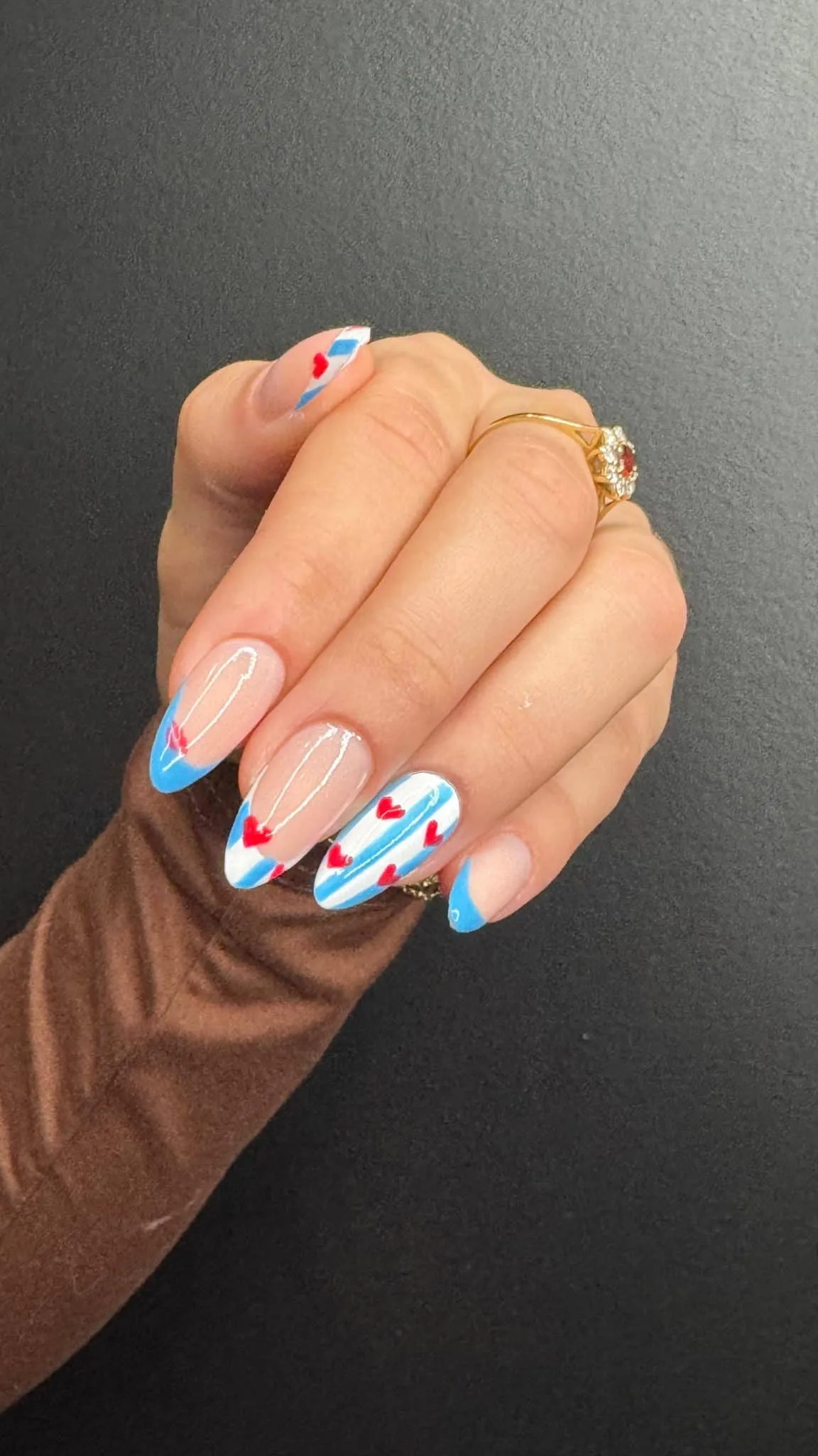 Nail art gel bleu avec motifs coeurs et lignes — Océane, Art District Saint-Raphaël