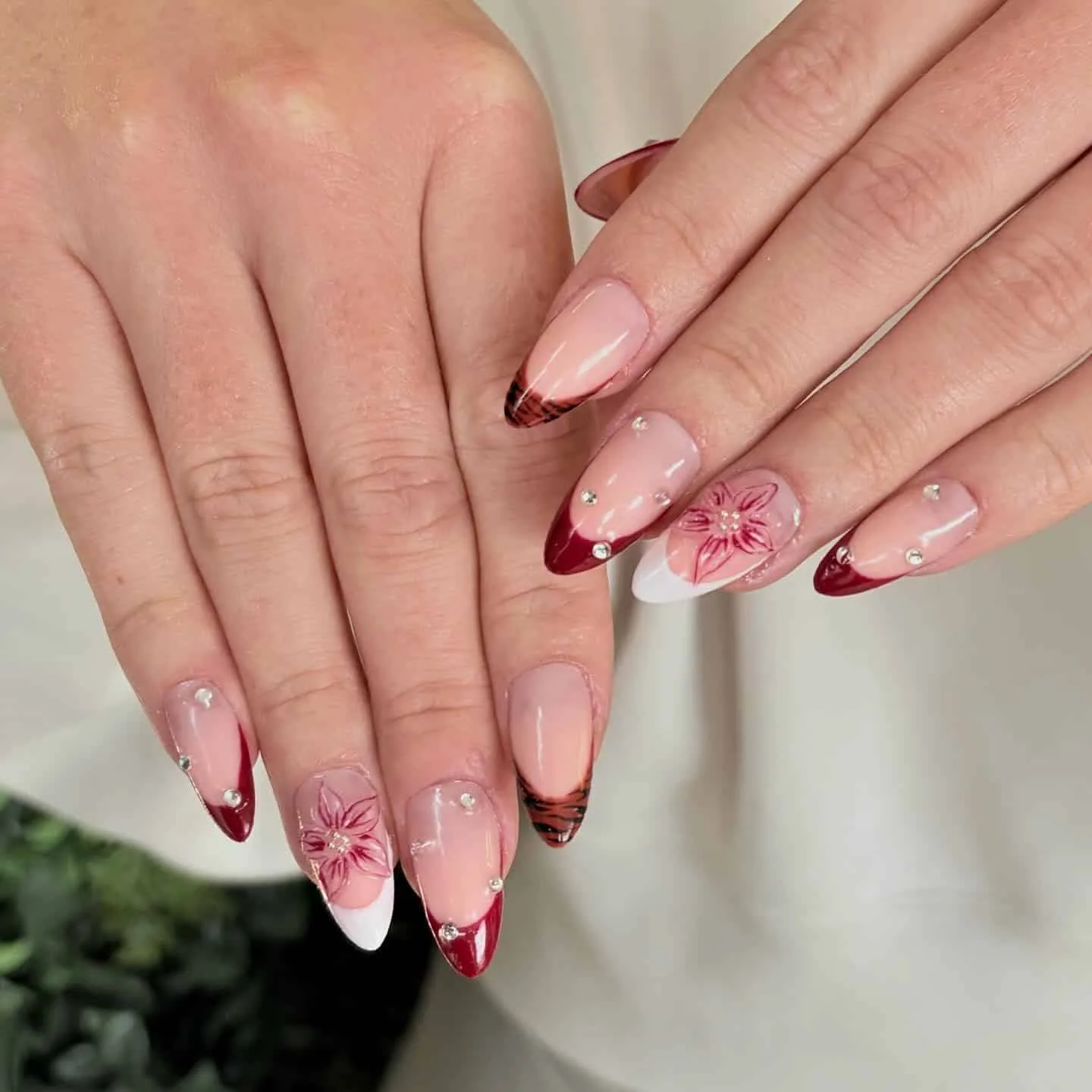 Nail art french bordeaux avec motif papillon et dentelle — Océane, Art District Saint-Raphaël