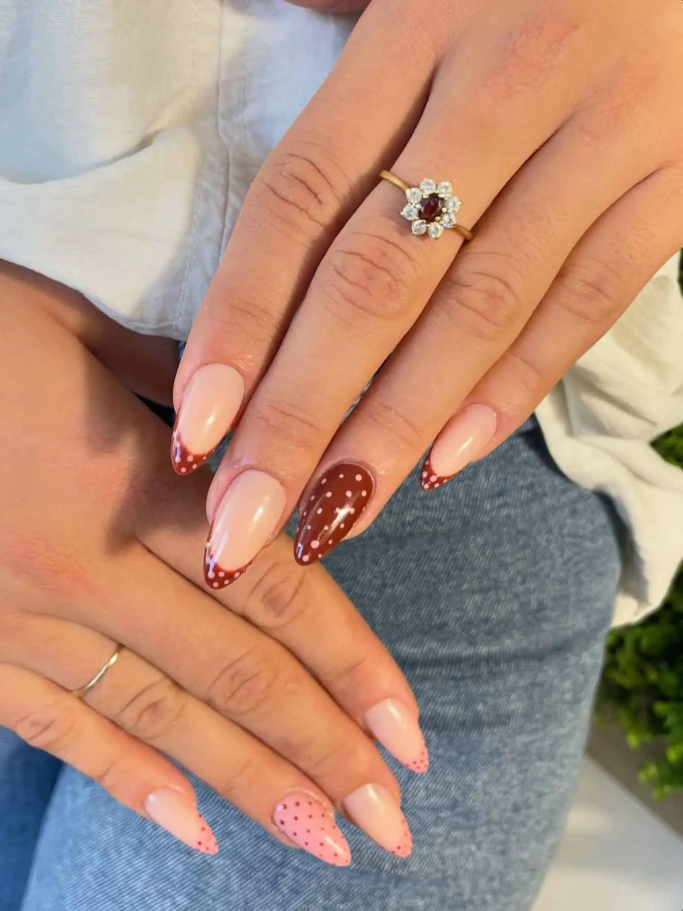 Nail art nude avec paillettes bronze et motifs coeurs — Océane, Art District Saint-Raphaël