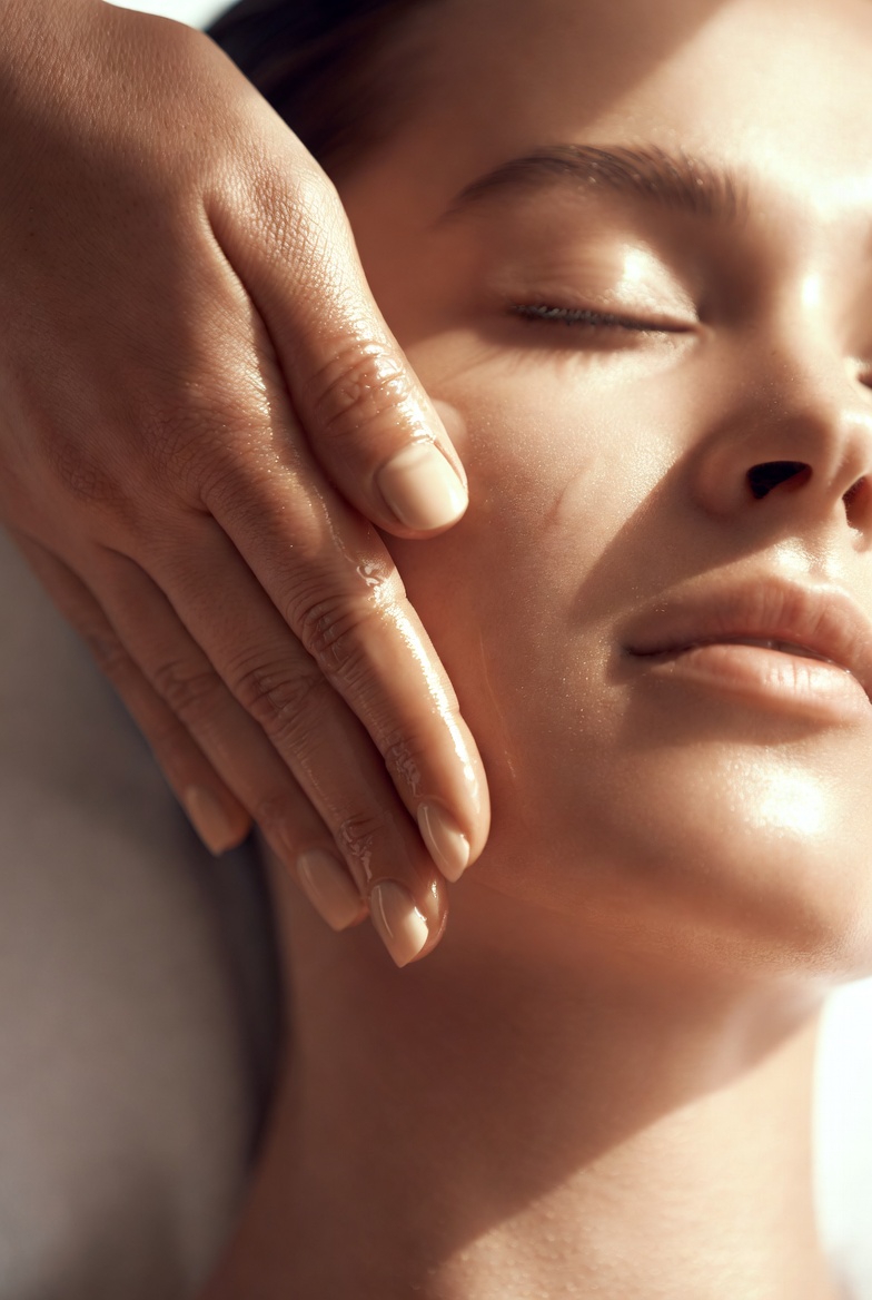 Soins esthétiques visage HydraFacial et microneedling — Art District Saint-Raphaël